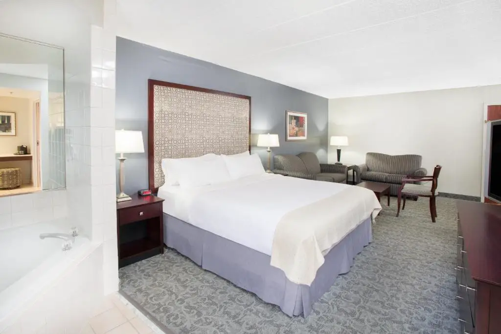 Holiday Inn Suites Chicago Carol Stream Wheaton